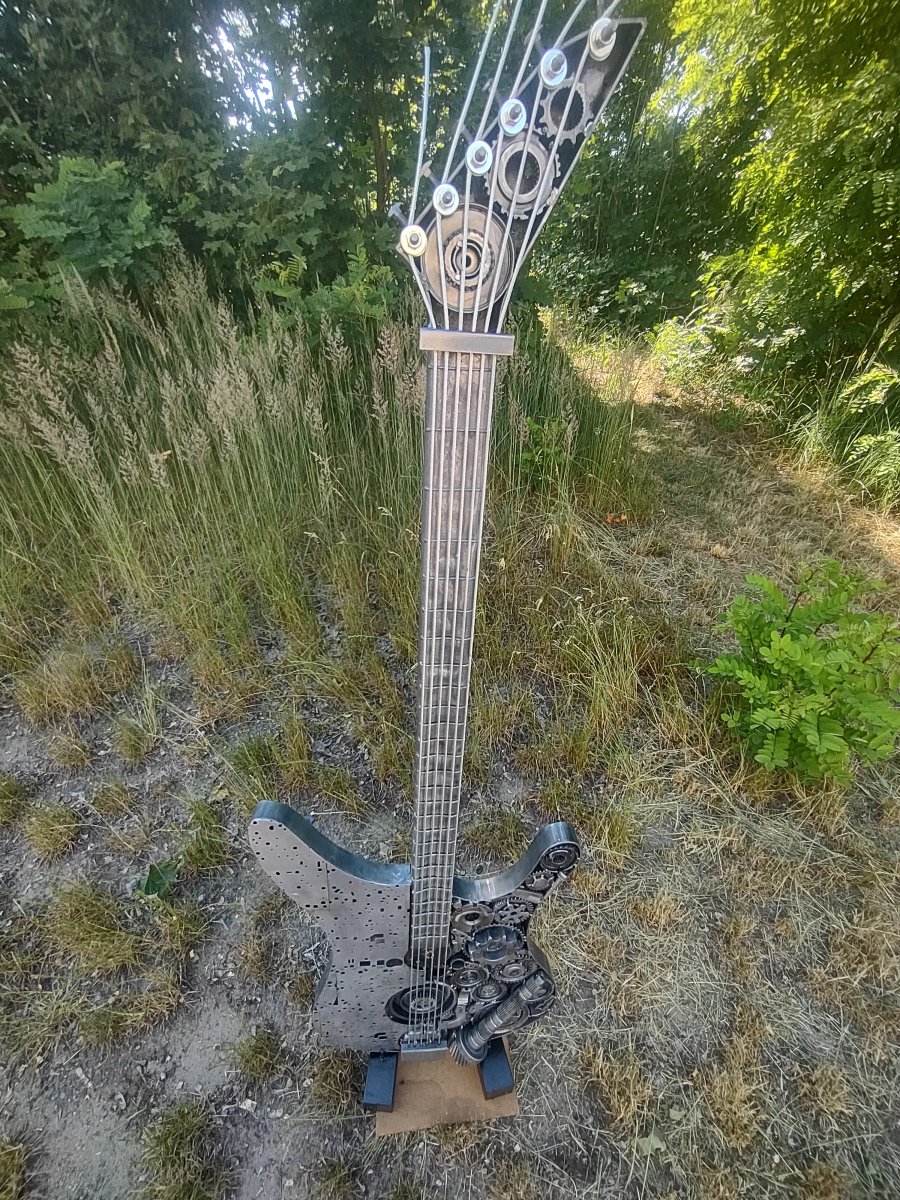 Gitara ze stali złomu metalu 