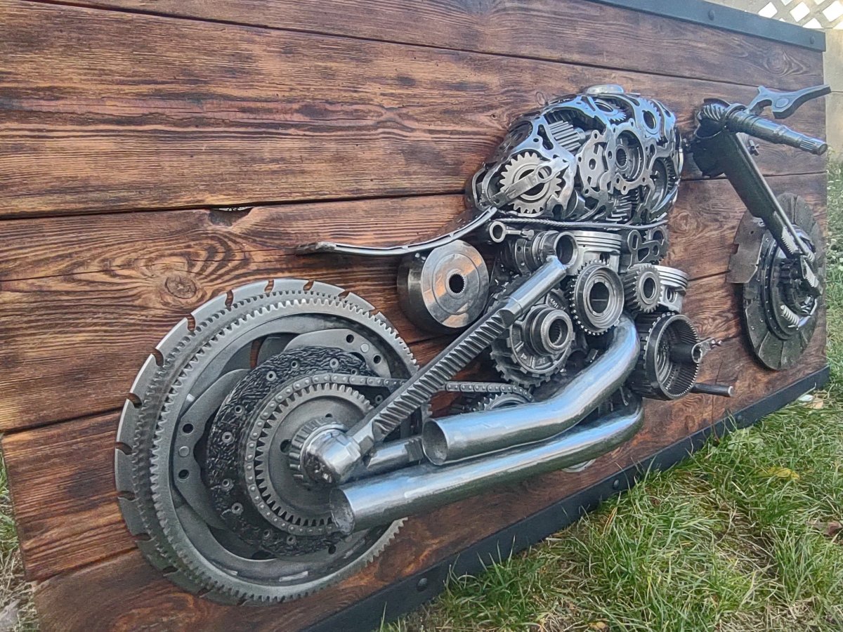 Motocykl ze stali złomu drewna płaskorzeźba 