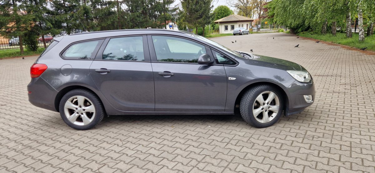 Sprzedam Opel Astra J 1.7 cdti Sport Tourer 2011