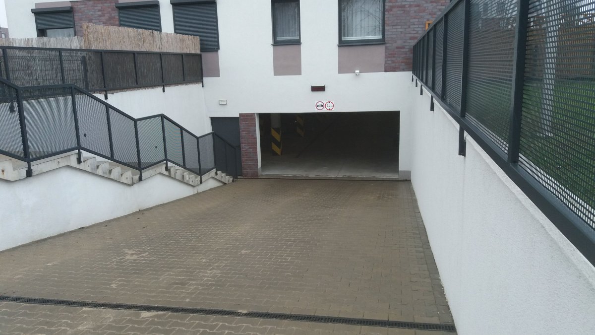 Garażowiec Nowa Cukrownia - miejsce postojowe w hali.