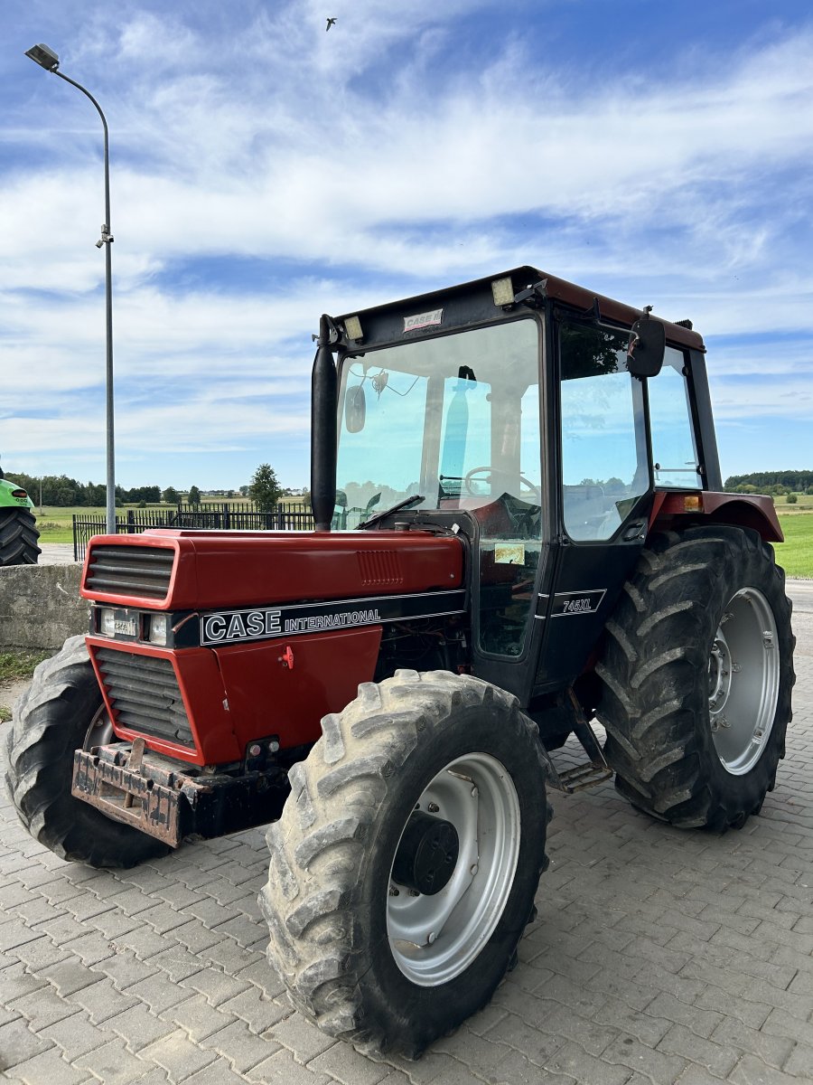 ----CASE INTERNATIONAL 745XL---