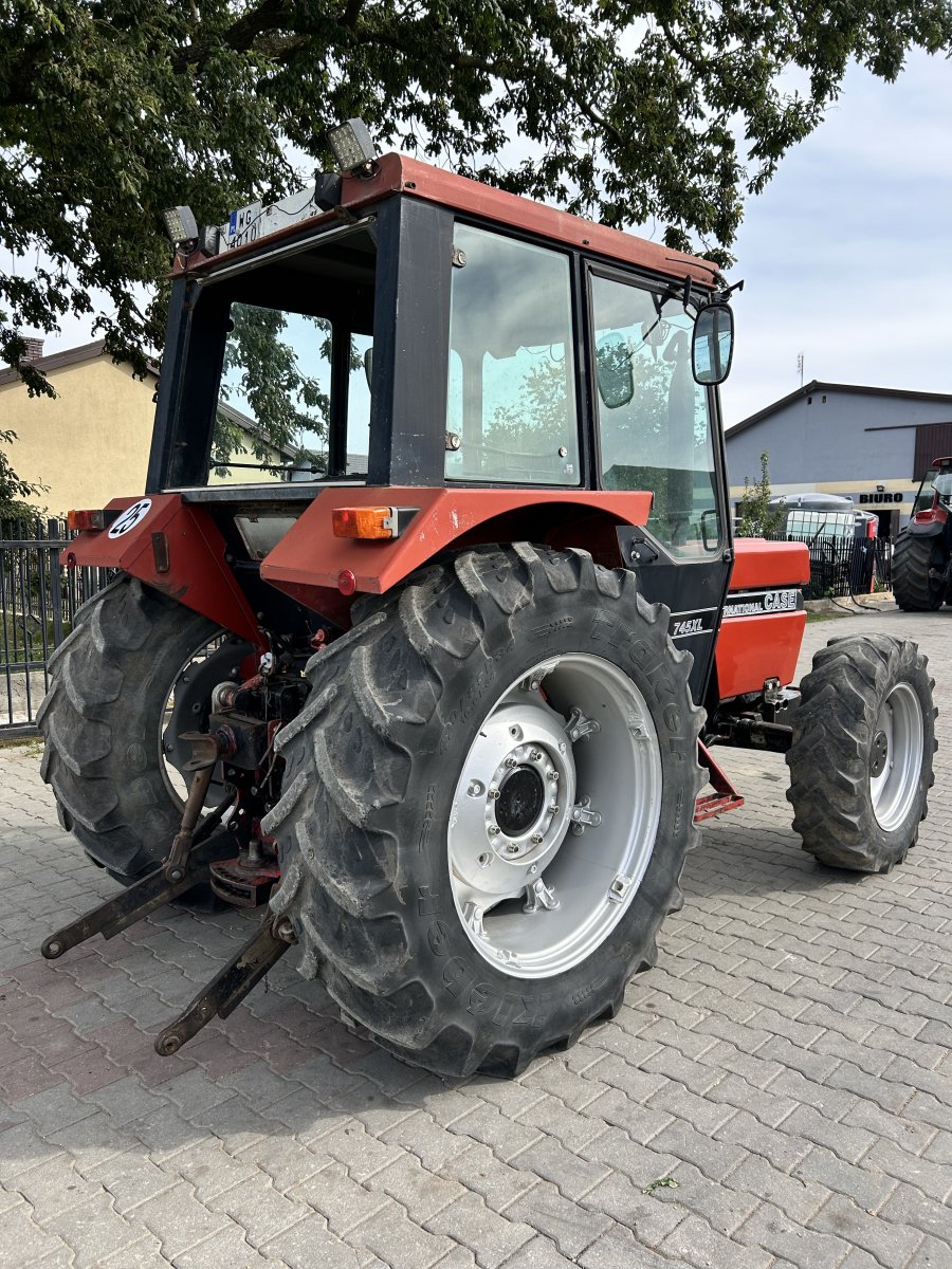 ----CASE INTERNATIONAL 745XL---