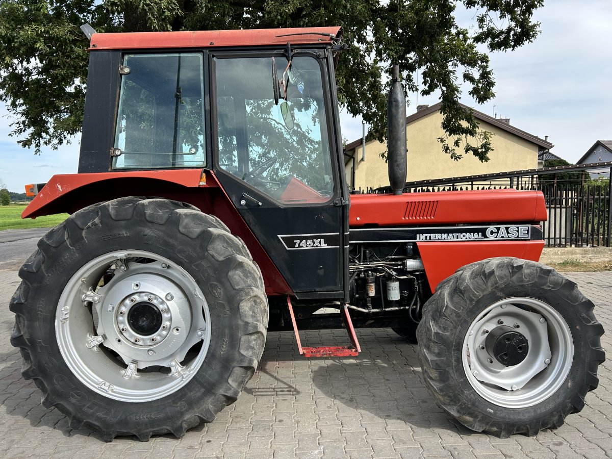 ----CASE INTERNATIONAL 745XL---