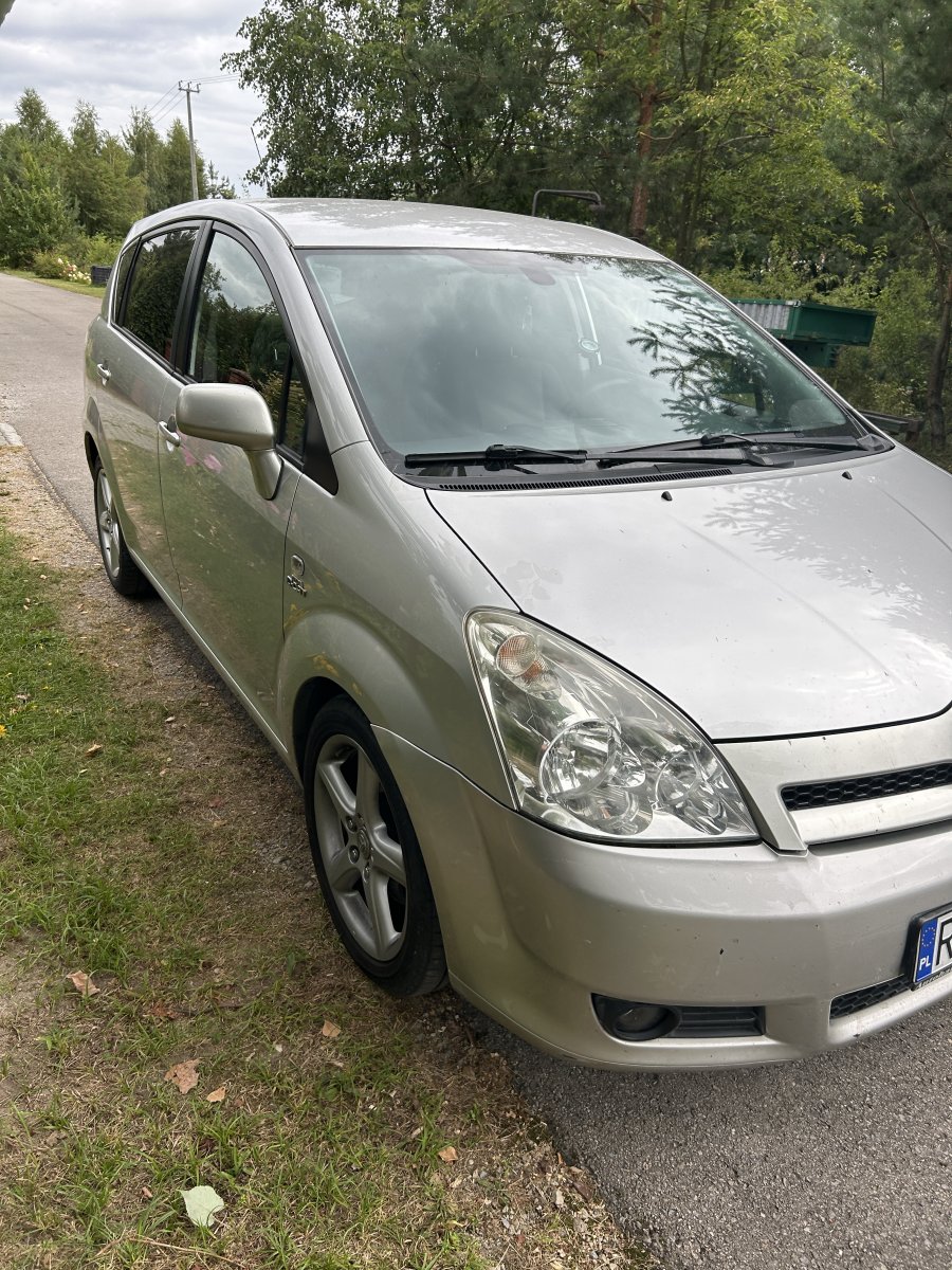 Toyora corolla versa 7 osób