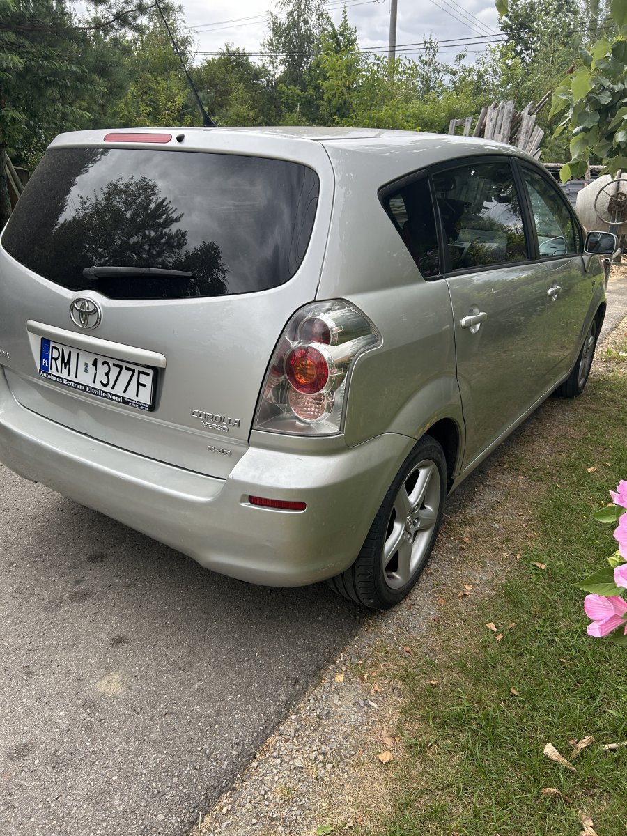 Toyora corolla versa 7 osób
