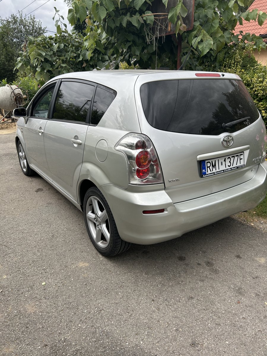 Toyora corolla versa 7 osób