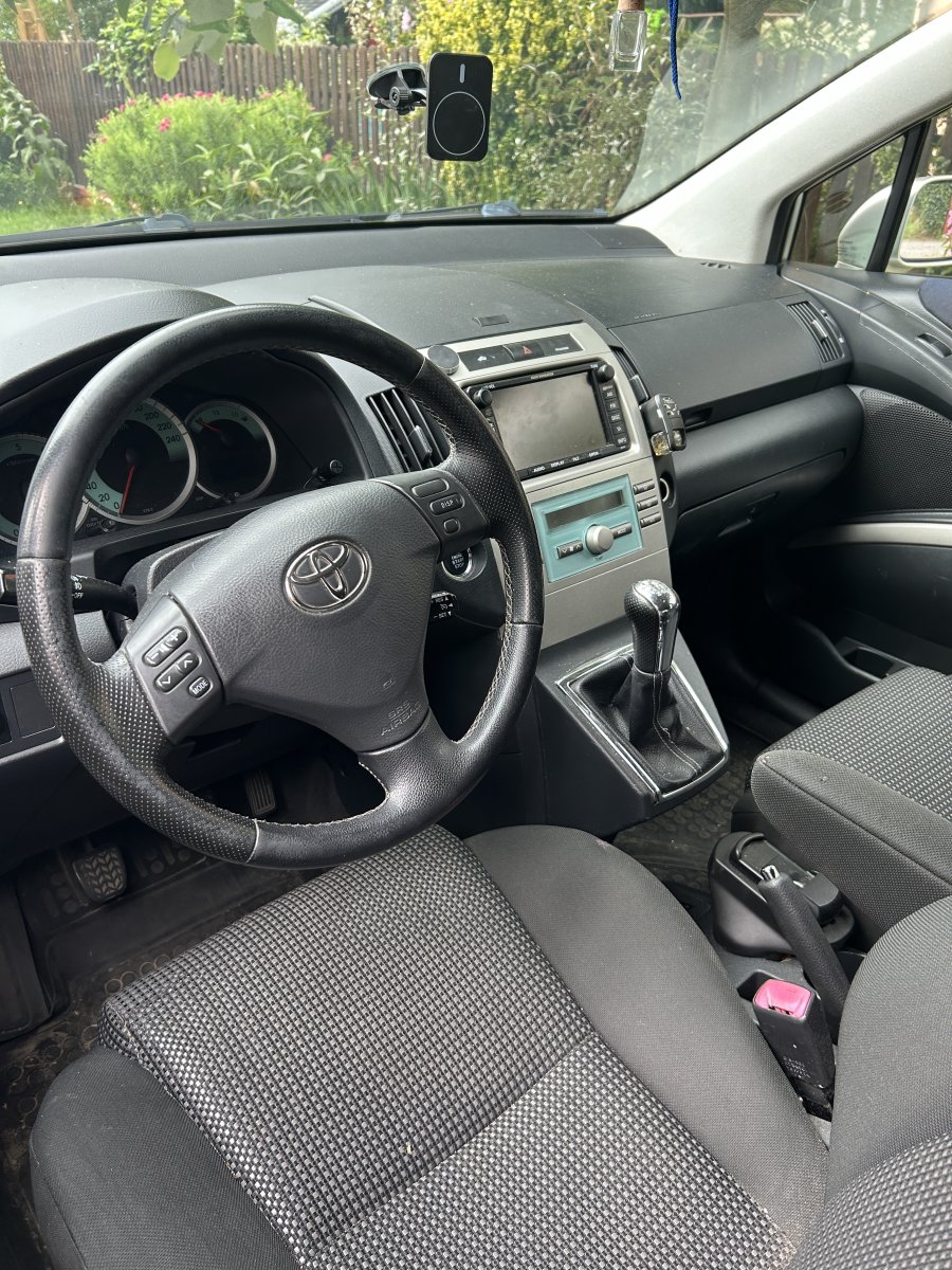 Toyora corolla versa 7 osób