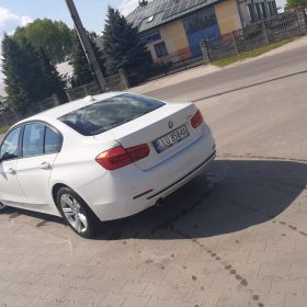 Samochód Auto do ślubu// Białe BMW 