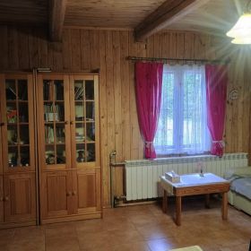 Sprzedam dom pod lasem, z dużym ogrodem.