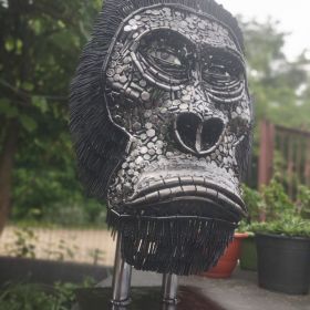 Rzeźba goryla King Konga duża z metalu zlomu