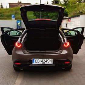 Mazda 2,0MHEV radar kamery aktywny temp. Nawi sterowana głosem BLIS grzana kiero