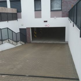 Garażowiec Nowa Cukrownia - miejsce postojowe w hali.